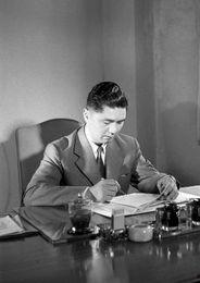 荣毅仁照片,民族工商业巨擘的传奇人生